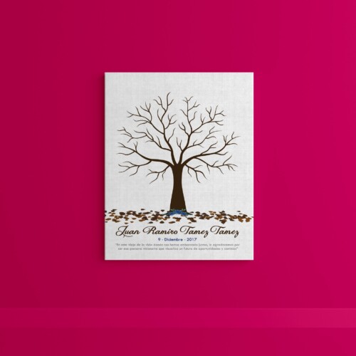 Árbol de huellas con hojitos sobre el suelo para celebrar momentos especiales como Jubilación, Posadas, Eventos corporativos y más