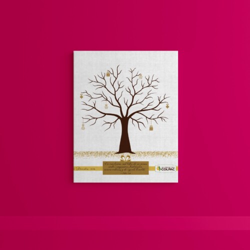 Árbol de huellas con hojitos sobre el suelo para celebrar momentos especiales como Jubilación, Posadas, Eventos corporativos y más